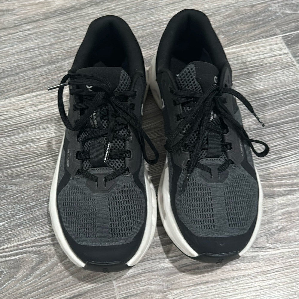 Like new.  Worn 3 times.  ON Cloudrunner 2 sneaker.